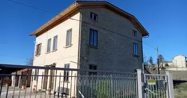 Casa 13 habitaciones en Terni, Italia
