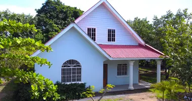 Haus 4 Schlafzimmer in French Harbour, Honduras