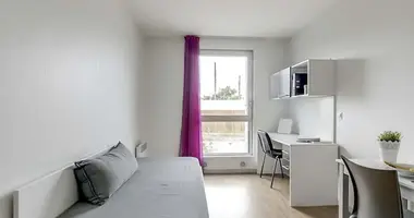 1 bedroom apartment in Cenon, France