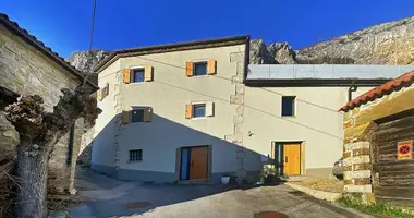 Maison 3 chambres dans Crni Kal, Slovénie