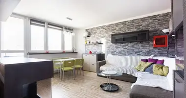 Mieszkanie 3 pokoi w Warszawa, Polska