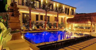 Commercial property 807 m² in Çeşme, Turkey