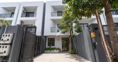 Willa 4 pokoi w Sangkat Veal Sbov, Kambodża