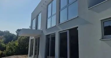 Wohnungen auf mehreren Ebenen in Skaljari, Montenegro