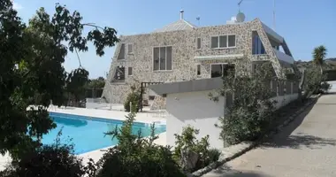 Villa 4 bedrooms in Koinoteta Parekklesias, Cyprus