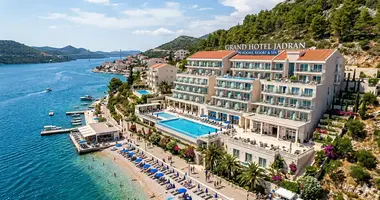 Hotel 6 800 m² in Makarska, Kroatien
