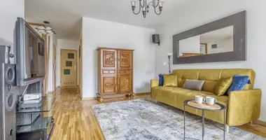 Mieszkanie 3 pokoi w Warszawa, Polska