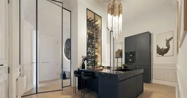 4 bedroom apartment in Bordeaux, France