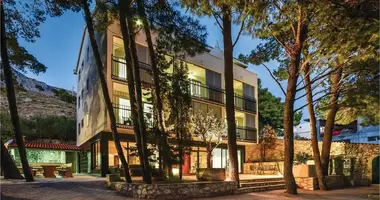 Hotel 700 m² in Grad Omis, Croatia