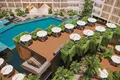 Complexe résidentiel Modern residential complex with a large swimming pool opposite a shopping center in Chalong, Phuket, Thailand