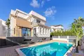 5-Schlafzimmer-Villa 296 m² Orihuela, Spanien
