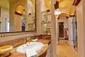 7-Schlafzimmer-Villa 1 592 m² Marbella, Spanien