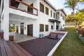 4 bedroom house 44 508 m² West Bay, Honduras