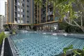 Kompleks mieszkalny High-rise residence with a swimming pool and lounge areas in a posh neighborhood of Bangkok, Thailand