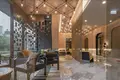 Kompleks mieszkalny High-rise residence with a swimming pool and lounge areas in a posh neighborhood of Bangkok, Thailand