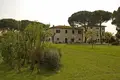 Villa 13 bedrooms 2 400 m² Pardossi, Italy