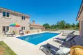 Dom 5 pokojów 220 m² Opcina Visnjan, Chorwacja