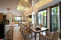 Wohnkomplex Complex of villas with swimming pools and jacuzzis directly on Bang Tao Beach, Phuket, Thailand