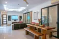 Villa mit 2 Schlafzimmern 250 m² Rawai, Thailand