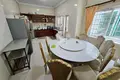 Willa 4 pokoi 336 m² w Sangkat Phsar Daeum Thkov, Kambodża