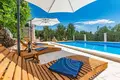 4 bedroom house 220 m² Grad Omis, Croatia