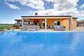 Villa mit 2 Schlafzimmern 165 m² Neuenburg, Kroatien