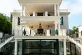 8 bedroom House 2 200 m² Marbella, Spain