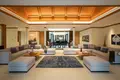 Wohnkomplex Complex of villas with swimming pools and jacuzzis directly on Bang Tao Beach, Phuket, Thailand