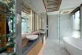 Wohnkomplex Complex of villas with swimming pools and jacuzzis directly on Bang Tao Beach, Phuket, Thailand