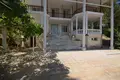 Propriété commerciale 2 400 m² à Menderes, Turquie