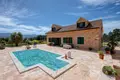 Haus 5 Schlafzimmer 350 m² Gespanschaft Split-Dalmatien, Kroatien