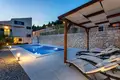 Casa 4 habitaciones 330 m² Grad Omis, Croacia