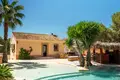 Villa de tres dormitorios 232 m² Alfaz del Pi, Španjolska