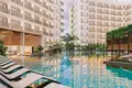 Complexe résidentiel Modern residential complex with a large swimming pool opposite a shopping center in Chalong, Phuket, Thailand
