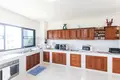 Villa mit 2 Schlafzimmern 345 m² Rawai, Thailand