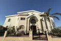 5-Schlafzimmer-Villa 550 m² Germasogeia, Zypern