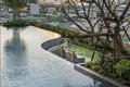 Kompleks mieszkalny High-rise residence with a swimming pool and lounge areas in a posh neighborhood of Bangkok, Thailand