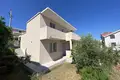 Haus 4 Schlafzimmer  Lustica, Montenegro
