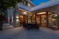 Villa mit 2 Schlafzimmern 300 m² Tivat, Montenegro