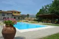 Propiedad comercial 982 m² en Poppi, Italia