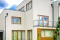 Casa 5 habitaciones 230 m² en Pinki, Letonia