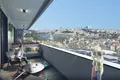 Kompleks mieszkalny Apartments in a residential complex with a pool and a view of the Golden Horn Bay, Istanbul, Turkey