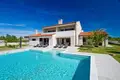 Villa de tres dormitorios 400 m² Roviño, Croacia