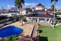 5-Schlafzimmer-Villa 810 m² lAlfas del Pi, Spanien