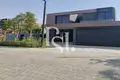 villa de 5 dormitorios 575 m² Sarja, Emiratos Árabes Unidos