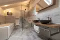 Mieszkanie 5 pokojów 142 m² Stresa, Włochy