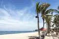 Wohnkomplex New residential complex of villas and apartments on the ocean shore in Nusa Dui, Bali, Indonesia