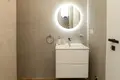 Apartamento vacacional de lujo en alquiler diario junto a la playa y con piscina en Radhima Vlora, Albania