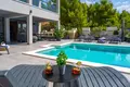 Дом 9 спален 700 м² Омиш, Хорватия