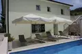 Dom 5 pokojów 230 m² Splitska, Chorwacja